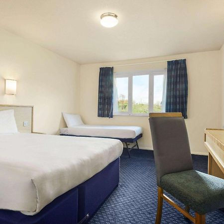 Days Inn Sutton Scotney North Екстер'єр фото
