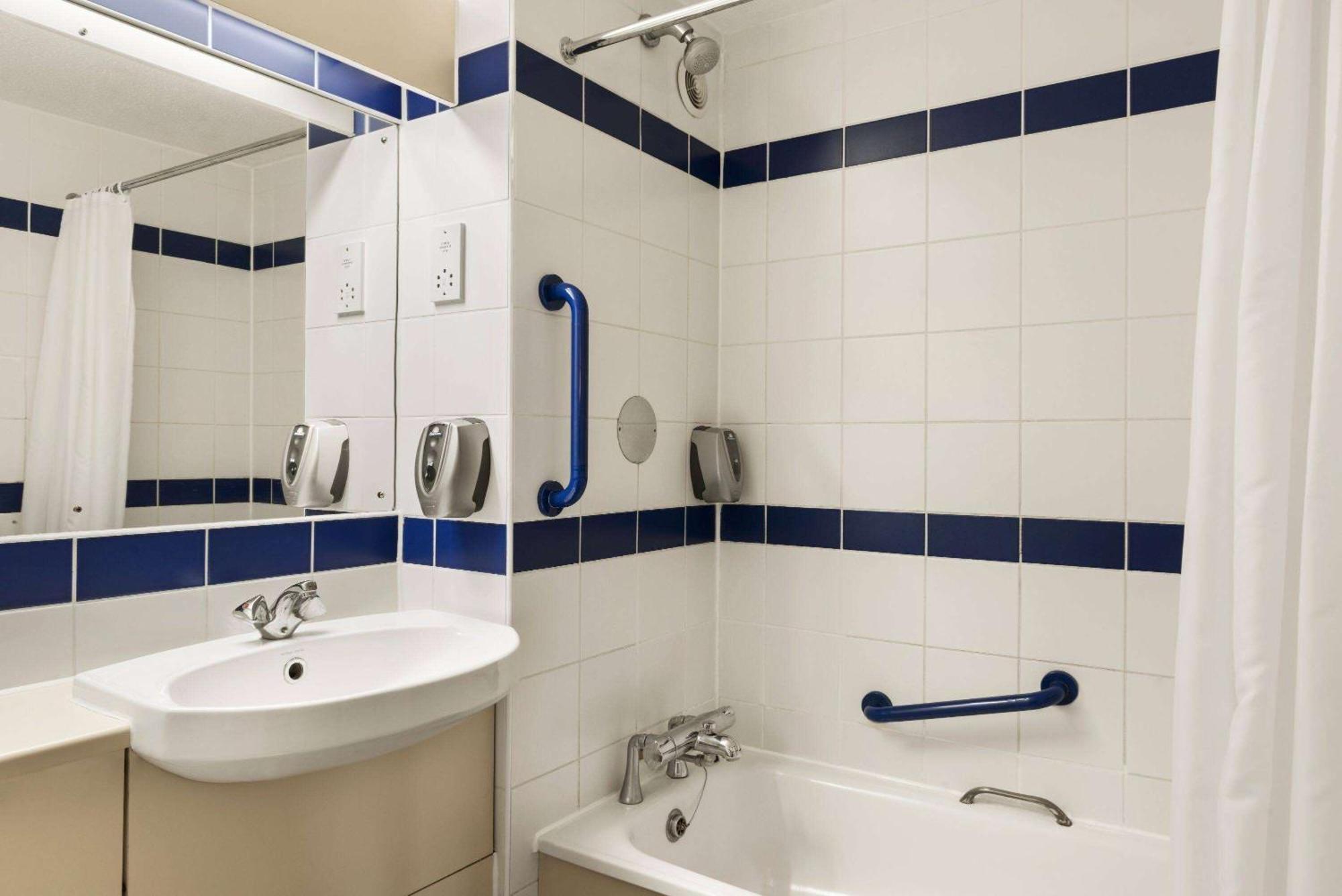 Days Inn Sutton Scotney North Екстер'єр фото