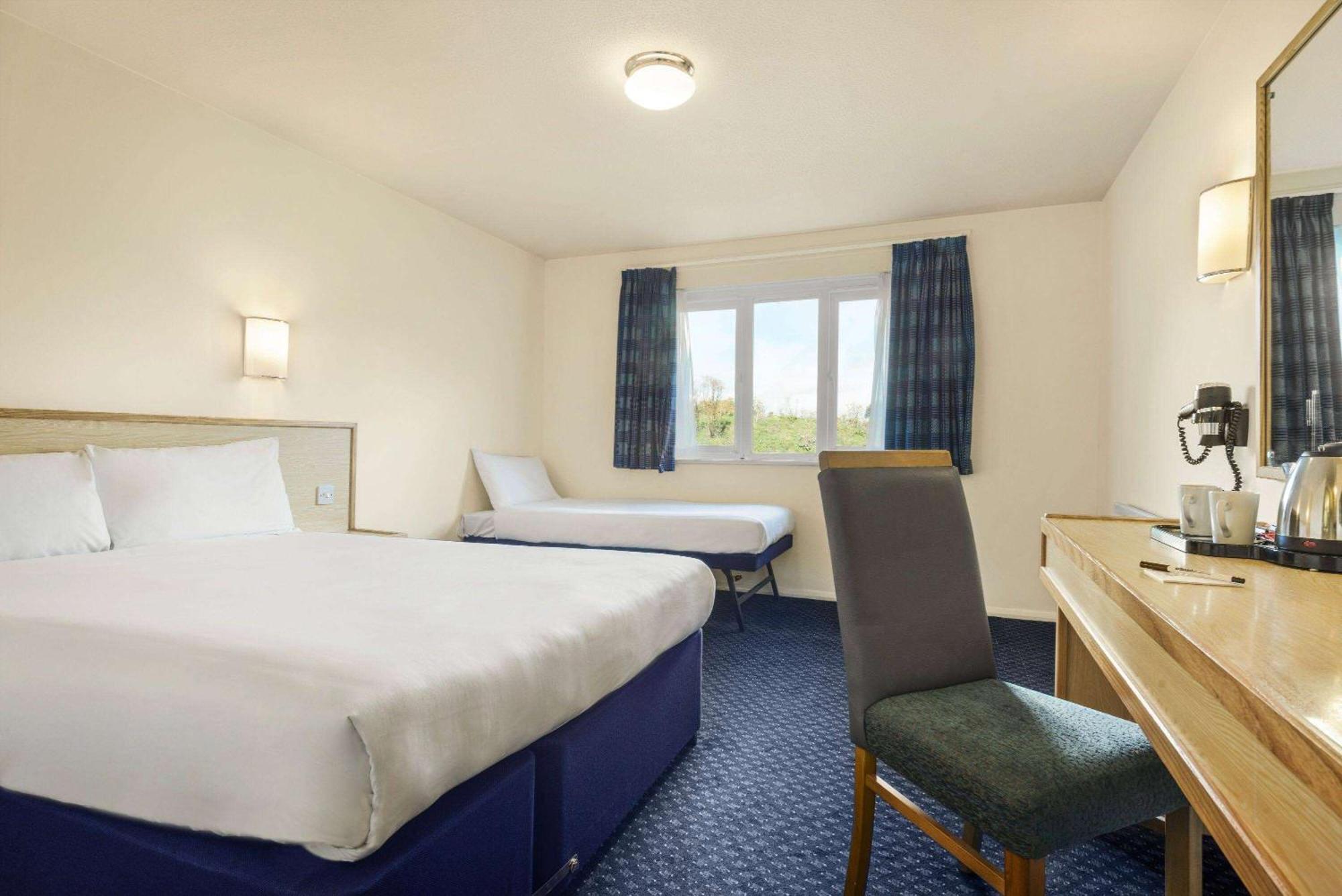 Days Inn Sutton Scotney North Екстер'єр фото