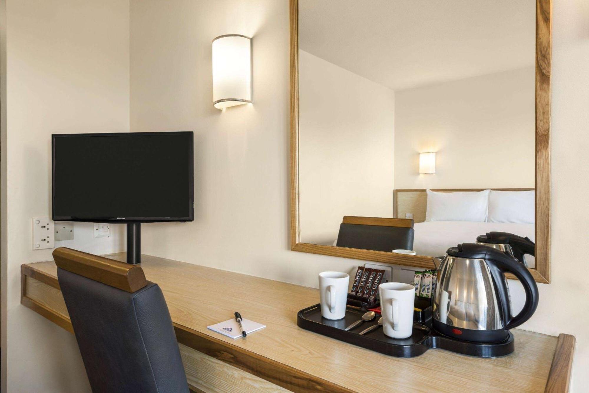 Days Inn Sutton Scotney North Екстер'єр фото